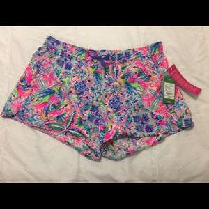 Lilly Pulitzer run around shorts size large NWT